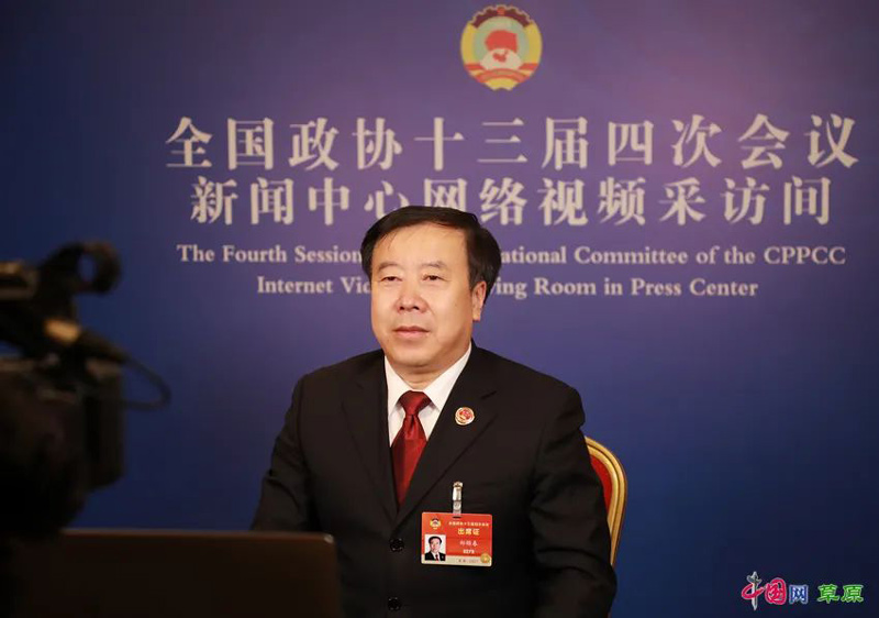 全國政協委員、內蒙古自治區人民檢察院副檢察長鄭錦春參加2021年全國兩會，接受媒體的視頻采訪