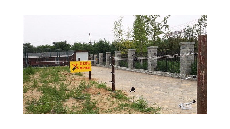 小牛看家有話要說：鐵絲網成為草原垃圾，怎么破解草原圍欄困局？